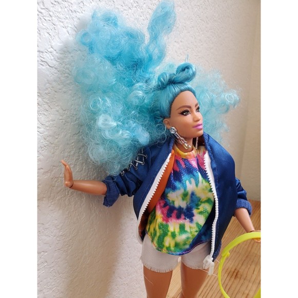 Barbie Extra Doll #4 Curvy Curly Blue Hair Girl Power Earrings Fanny Pack Jacket - Picture 4 of 15